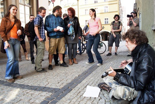 flash-mob-pod-ratuszem-trzyminutowy-koncert-z-udziaem-przechodniow-33524