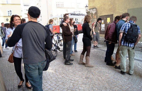 flash-mob-pod-ratuszem-trzyminutowy-koncert-z-udziaem-przechodniow-33524