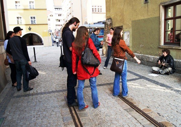 flash-mob-pod-ratuszem-trzyminutowy-koncert-z-udziaem-przechodniow-33524