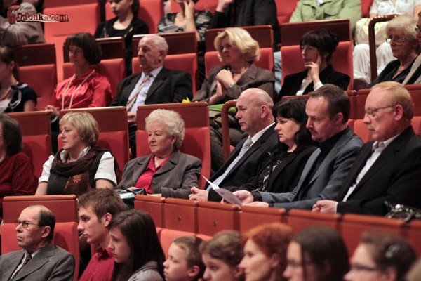 dyplomanci-psm-nagrodzeni-oklaskami-i-obsypani-kwiatami-33544