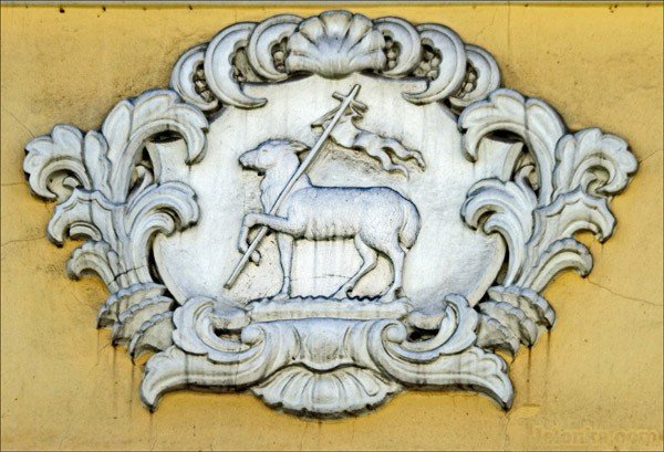 Świąteczny detal na jednej z kamienic przy ulicy 1 Maja.