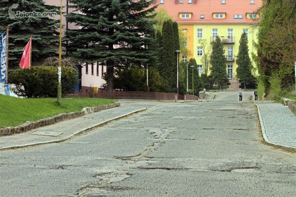 dziury-jak-klatwa-na-osiedlu-pod-jeleniami-33611