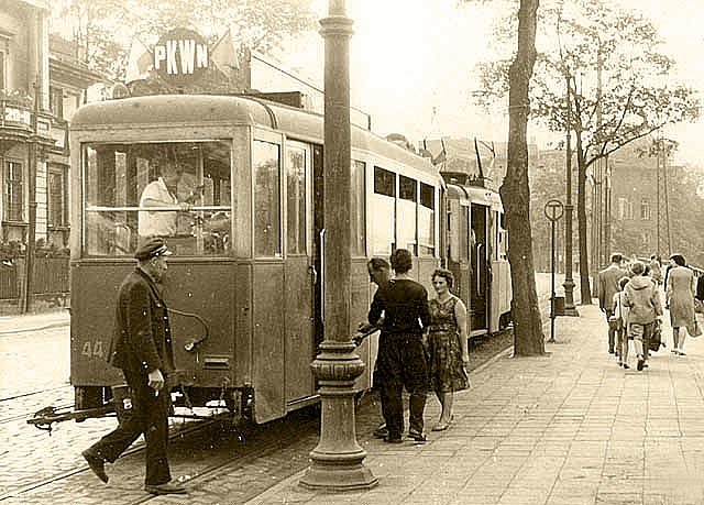 Lipiec 1964 roku. Ulica 1 Maja i tramwaj na przystanku przy tunelu. Do dziś zachowały się mocno sfatygowane już płytki chodnikowe. Nie ma drzew i... tramwajów.