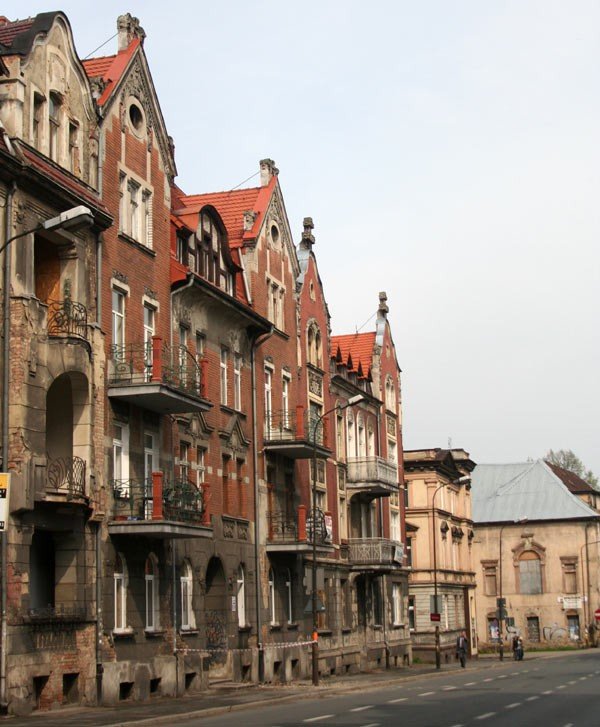 gruz-z-elewacji-runa-na-chodnik-33644