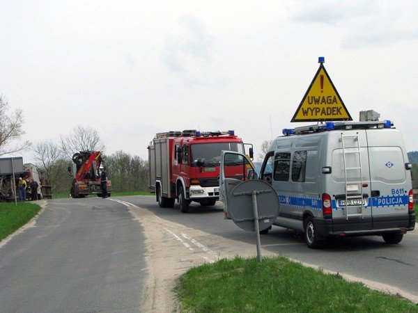 wywrotka-przyczepy-na-drodze-ku-przestrodze-33657