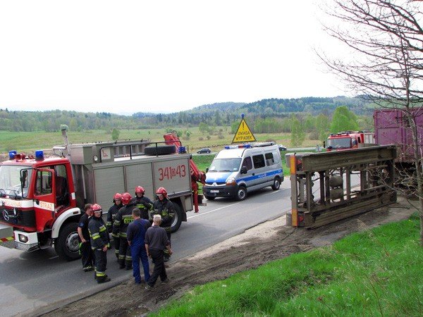 wywrotka-przyczepy-na-drodze-ku-przestrodze-33657