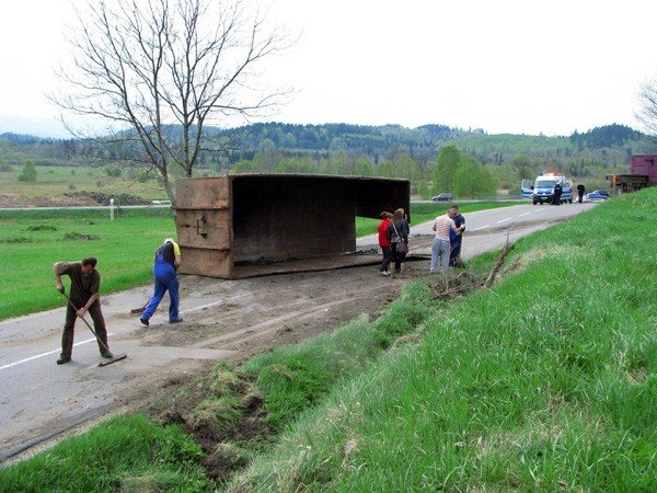 wywrotka-przyczepy-na-drodze-ku-przestrodze-33657