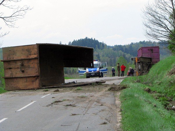 wywrotka-przyczepy-na-drodze-ku-przestrodze-33657