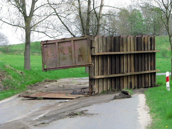 wywrotka-przyczepy-na-drodze-ku-przestrodze-33657