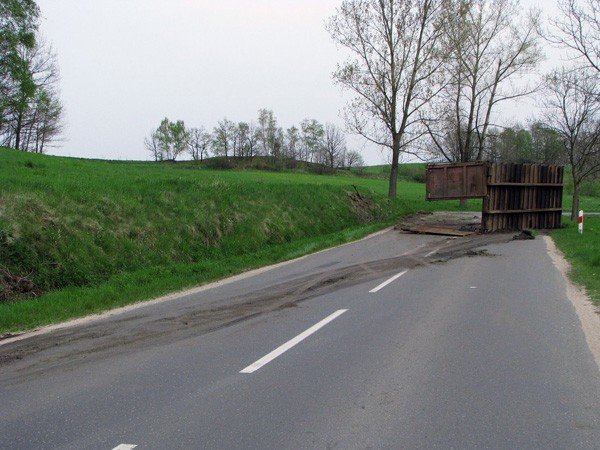 wywrotka-przyczepy-na-drodze-ku-przestrodze-33657