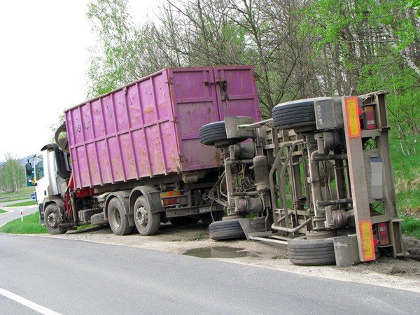 wywrotka-przyczepy-na-drodze-ku-przestrodze-33657