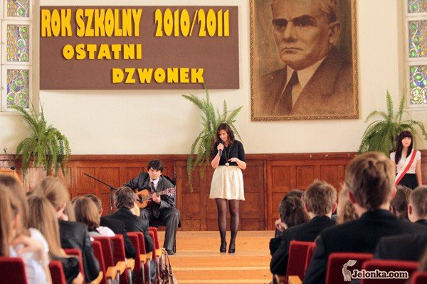 nikt-juz-ich-nie-bedzie-prowadzi-za-reke-maturzysci-pozegnani-33668