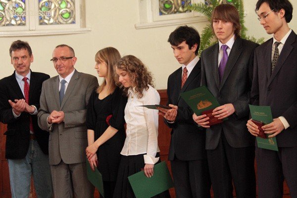nikt-juz-ich-nie-bedzie-prowadzi-za-reke-maturzysci-pozegnani-33668