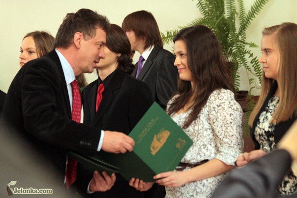 nikt-juz-ich-nie-bedzie-prowadzi-za-reke-maturzysci-pozegnani-33668