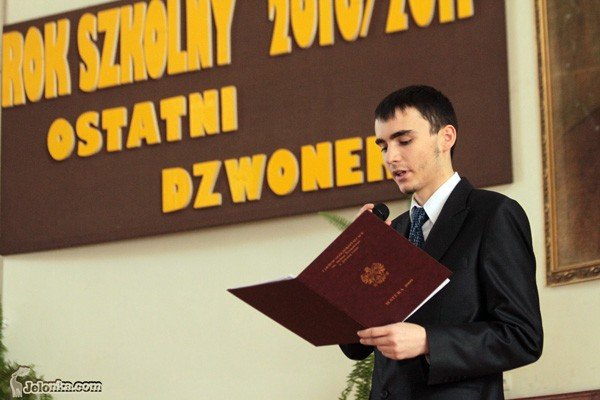 nikt-juz-ich-nie-bedzie-prowadzi-za-reke-maturzysci-pozegnani-33668