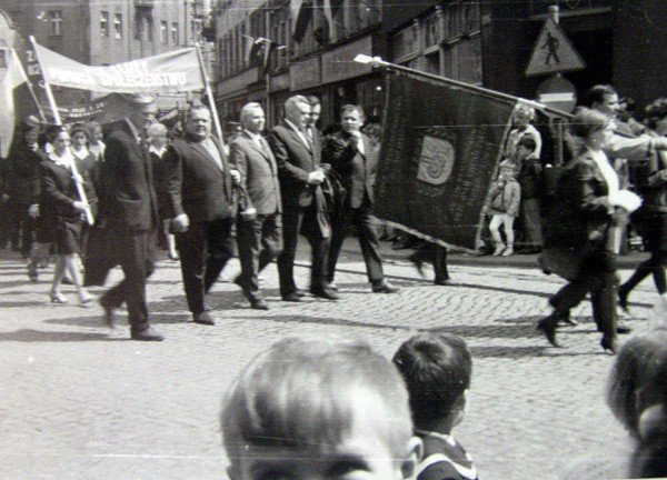 Pochód pierwszomajowy na ul. 1 Maja. Lata 60. XX wieku