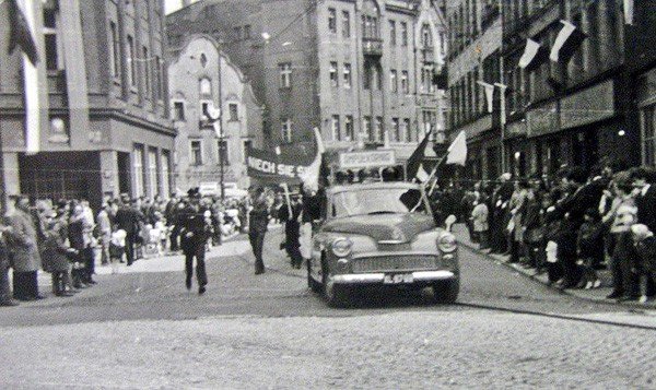 Pochód pierwszomajowy na ul. 1 Maja. Lata 60. XX wieku