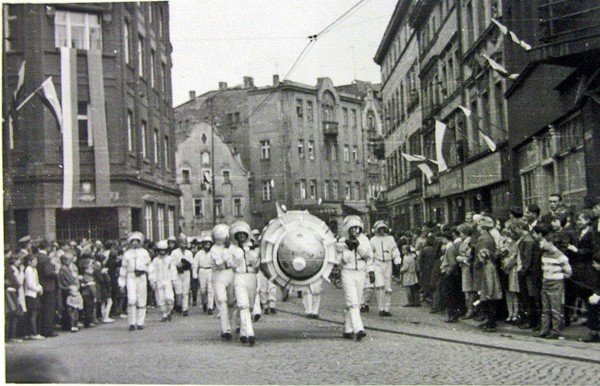 Pochód pierwszomajowy na ul. 1 Maja. Lata 60. XX wieku