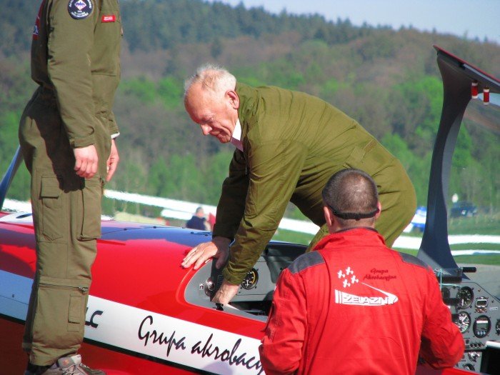 powietrzne-ewolucje-zelaznego-ze-starosta-na-pokadzie-33808