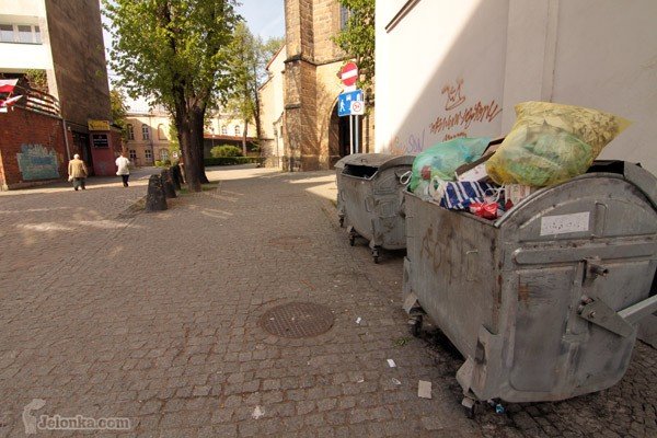 Na czas uroczystości śmietniki stojące w bezpośrednim sąsiedztwie świątyni, mają zniknąć. Oby na zawsze.