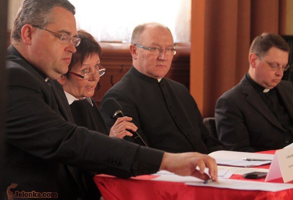 Irena Kempisty i księża, uczestnicy piątkowej konferencji.