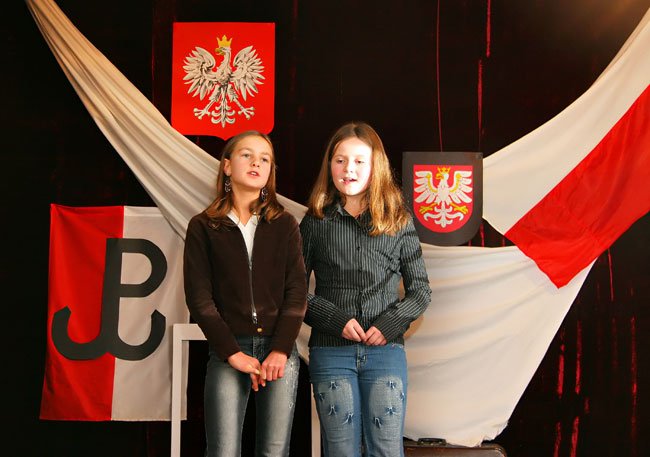 Kasia Pytel i Nikola Degener z grupy wokalnej przy Szkole Podstawowej nr 10 wykonały pieśń „Rozkwitały pąki białych róż”.
