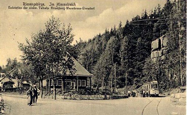 Tramwaj pod skałką w Giersdorfie (Podgórzyn).
