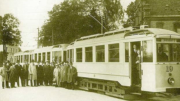 Nowy nabytek z roku 1930 przed remizą tramwajową (dziś siedziba MPGK przy ul. Wolności).