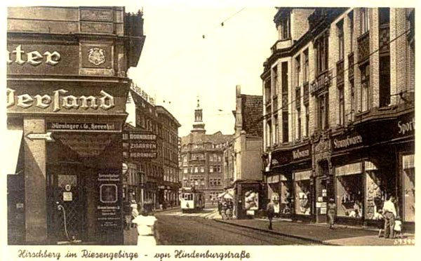 Centrum Hirshcbergu. Nadjeżdża tramwaj - być może z Podgórzyna.