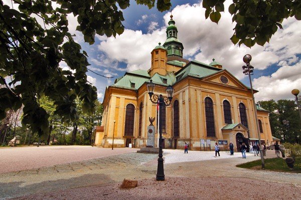 nowe-latarnie-przy-swiatyni-aski-34011