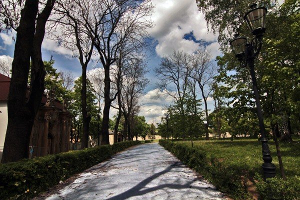 nowe-latarnie-przy-swiatyni-aski-34011