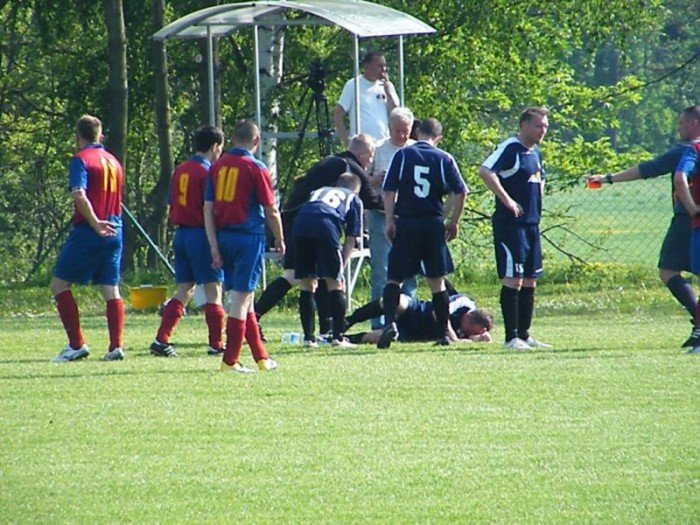 piast-orze-mecz-przerwany-przez-blondynke-34052