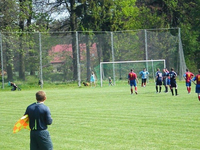 piast-orze-mecz-przerwany-przez-blondynke-34052