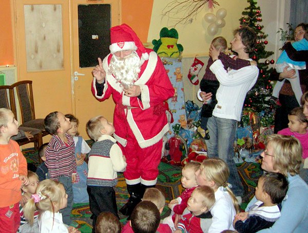 Wizyta mikołaja sprawiła dzieciom wiele radości.