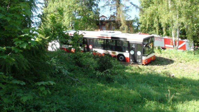 autobus-mzk-zawis-na-skarpie-34072