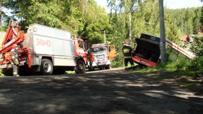autobus-mzk-zawis-na-skarpie-34072