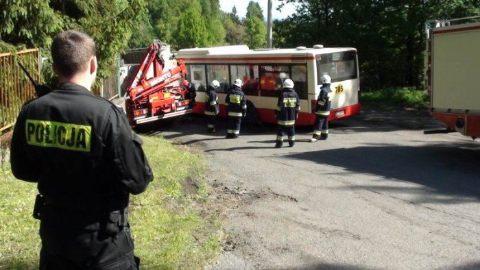 autobus-mzk-zawis-na-skarpie-34072