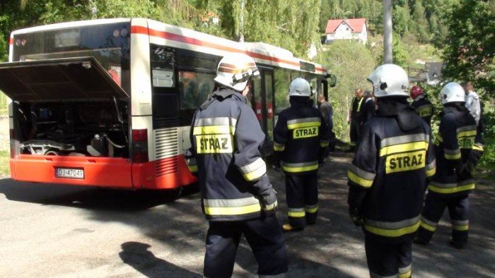 autobus-mzk-zawis-na-skarpie-34072