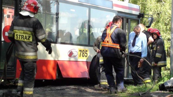 autobus-mzk-zawis-na-skarpie-34072