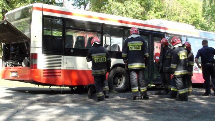 autobus-mzk-zawis-na-skarpie-34072