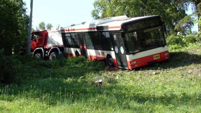 autobus-mzk-zawis-na-skarpie-34072