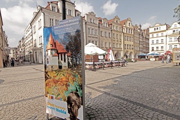 Dom Hauptmanna promuje się na placu Ratuszowym.