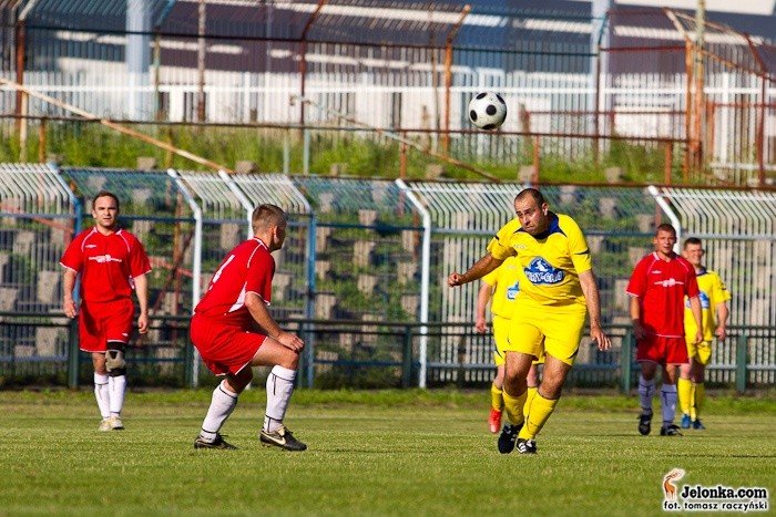 kuriozalny-gol-czerwona-kartka-i-niesportowe-emocje-w-derbowym-pojedynku-fotorelacja-z-meczu-34191
