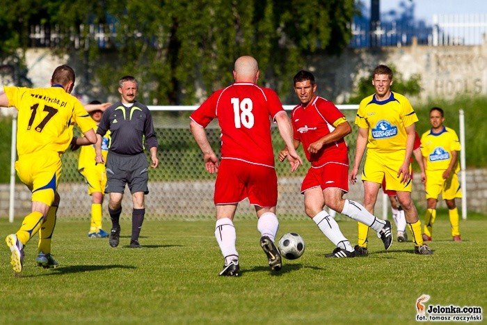 kuriozalny-gol-czerwona-kartka-i-niesportowe-emocje-w-derbowym-pojedynku-fotorelacja-z-meczu-34191
