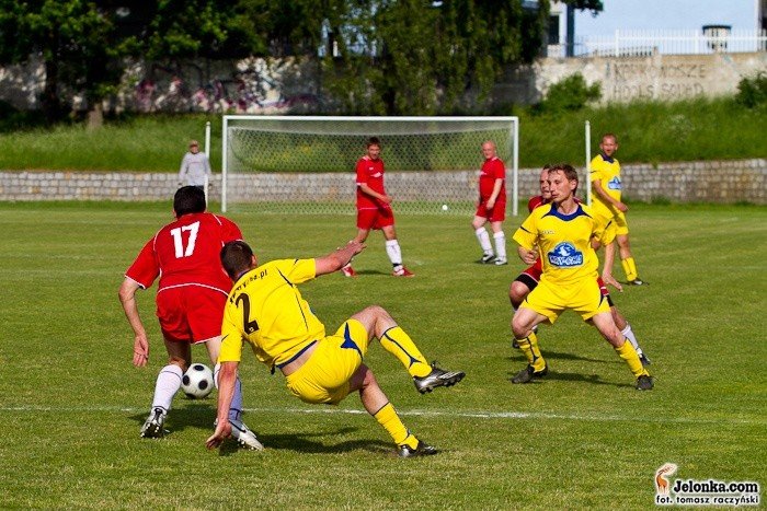 kuriozalny-gol-czerwona-kartka-i-niesportowe-emocje-w-derbowym-pojedynku-fotorelacja-z-meczu-34191