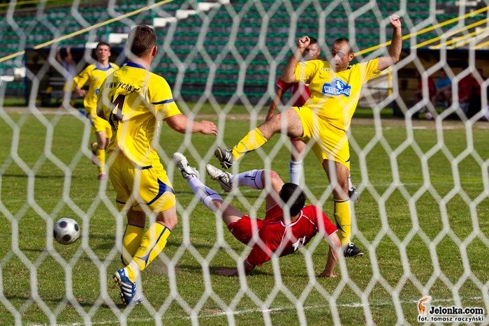 kuriozalny-gol-czerwona-kartka-i-niesportowe-emocje-w-derbowym-pojedynku-fotorelacja-z-meczu-34191