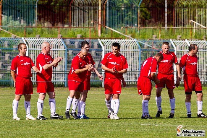 kuriozalny-gol-czerwona-kartka-i-niesportowe-emocje-w-derbowym-pojedynku-fotorelacja-z-meczu-34191