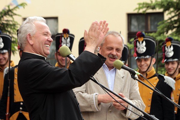 soneczne-swieto-matki-z-czerwonym-tulipanem-34192