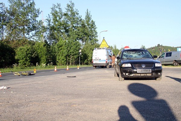 potracenie-na-rogatkach-rowerzysta-pod-koami-34213