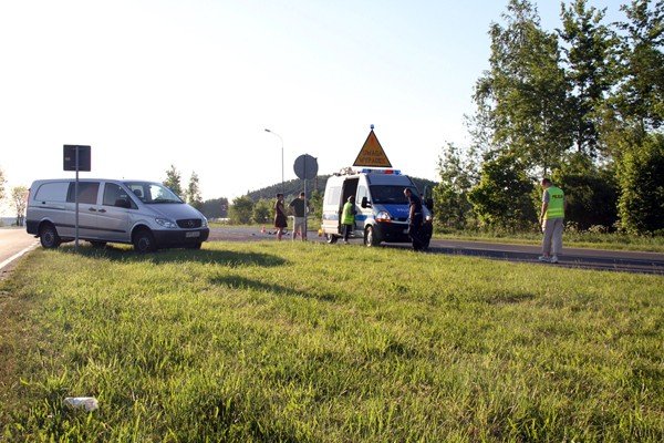 potracenie-na-rogatkach-rowerzysta-pod-koami-34213